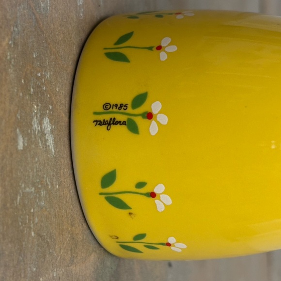 Vintage 1985 Daisy Ceramic Egg Cup Flower Power Retro Butter Yellow - Picture 2 of 4